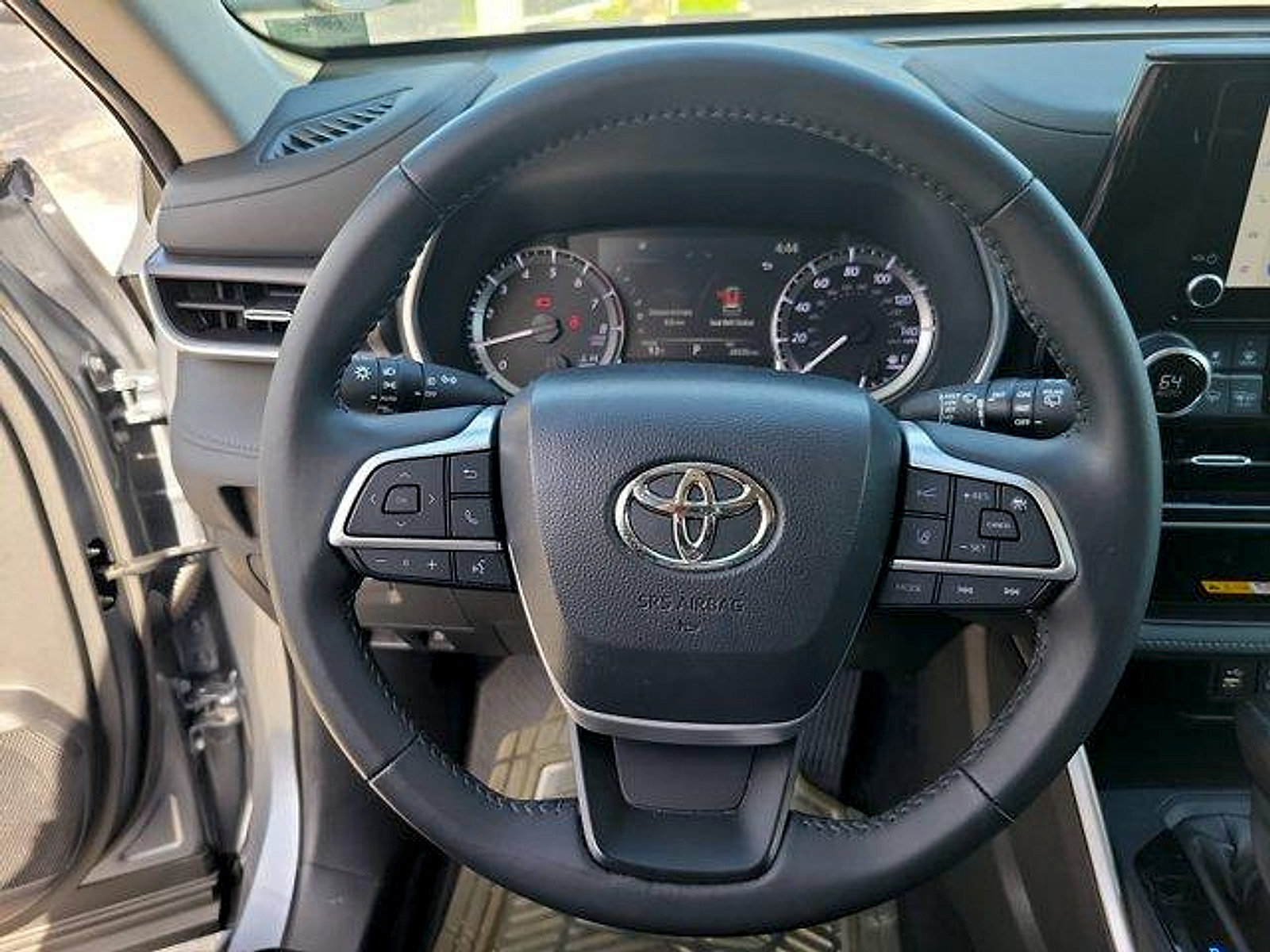 Used 2023 Toyota Highlander XLE FWD image 30