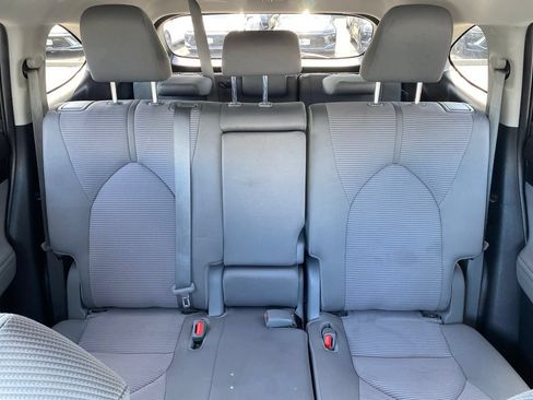 Used 2024 Toyota Highlander LE AWD/4WD image 15