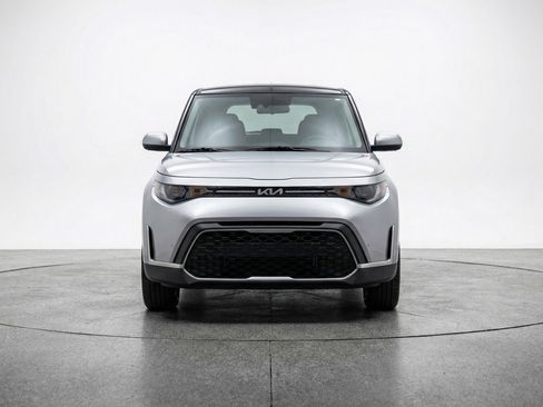 Used 2025 Kia Soul LX w/ LX Technology Package image 2