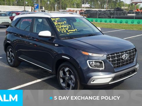 Used 2025 Hyundai Venue Limited image 4