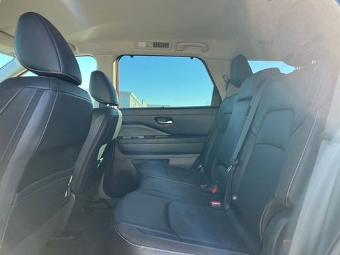 Used 2023 Nissan Pathfinder SL image 14