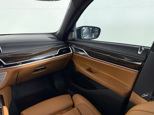 Used 2022 BMW 740i w/ M Sport Package RWD image 18