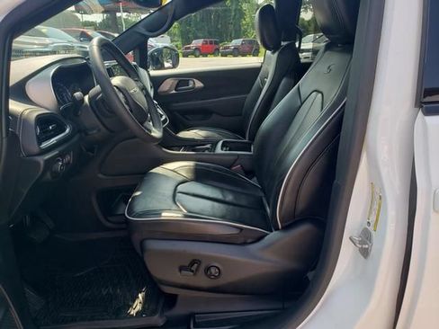 Used 2024 Chrysler Pacifica Limited w/ S Appearance Package FWD image 10