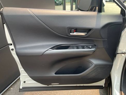 Used 2021 Toyota Venza LE w/ Carpet Mat Package (TMS) AWD/4WD image 9