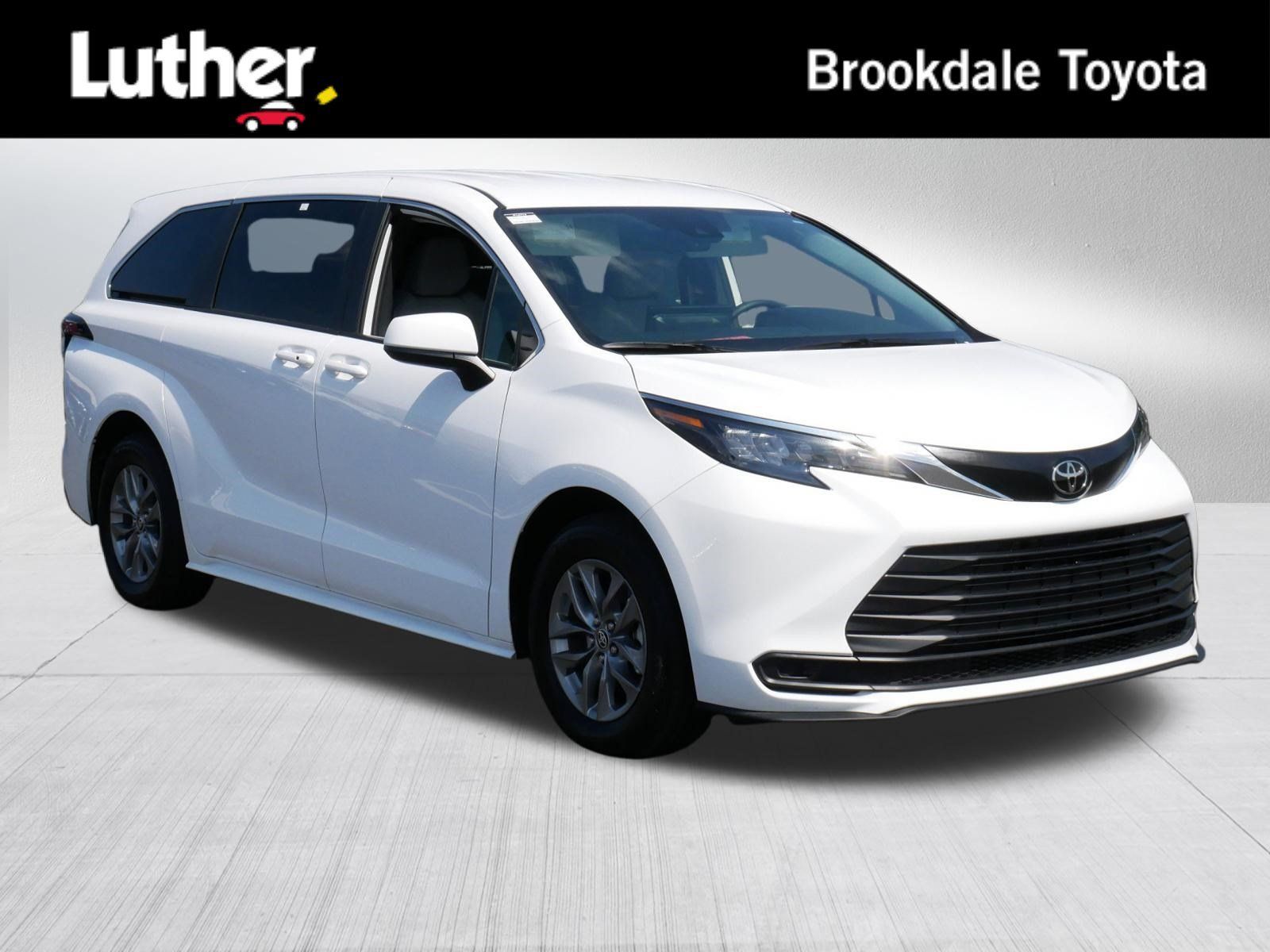 Certified 2026 Toyota Sienna LE FWD image 1