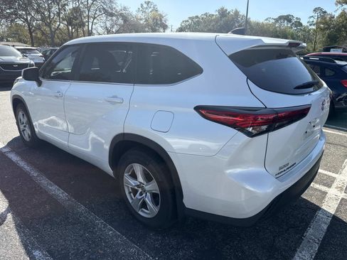 Used 2023 Toyota Highlander LE image 3