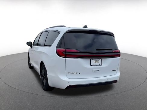 Used 2025 Chrysler Pacifica Limited image 11