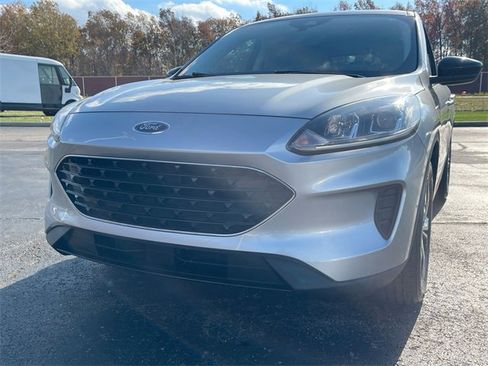 Used 2022 Ford Escape SE w/ SE Sport Appearance Package image 30