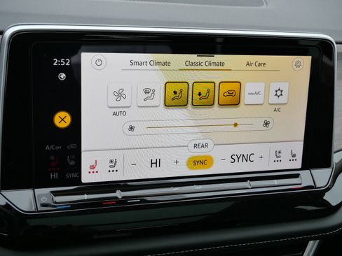 Certified 2025 Volkswagen Atlas SEL Premium R-Line image 24