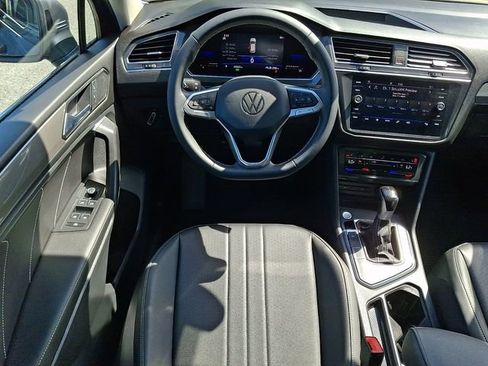 Certified 2023 Volkswagen Tiguan SE w/ Panoramic Sunroof Package FWD image 11