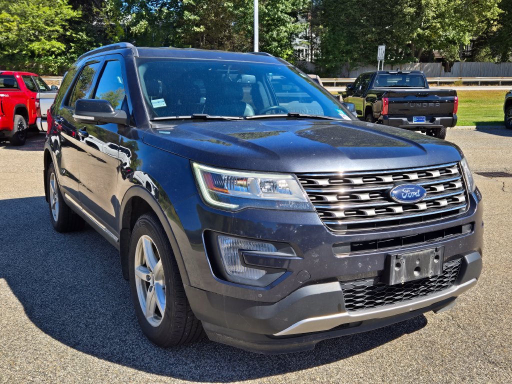 Used 2017 Ford Explorer XLT w/ Equipment Group 202A AWD/4WD image 8