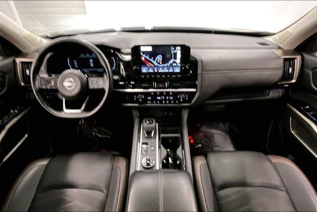 Used 2025 Nissan Pathfinder Platinum AWD/4WD image 18