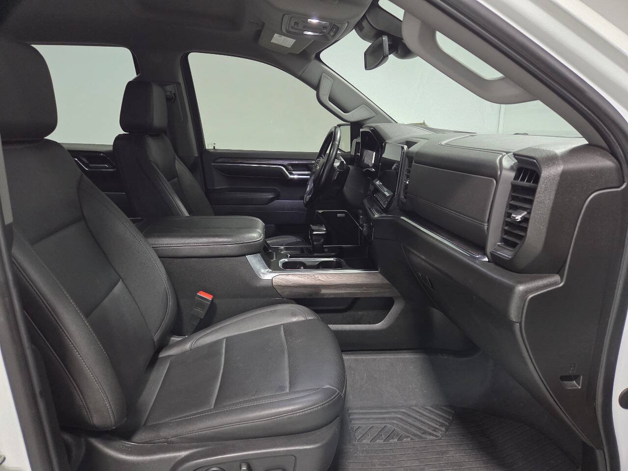 Used 2024 Chevrolet Silverado 1500 LTZ w/ LTZ Convenience Package II AWD/4WD image 19