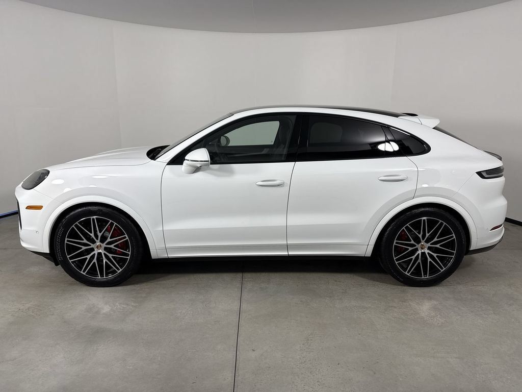 Used 2025 Porsche Cayenne S AWD/4WD image 2