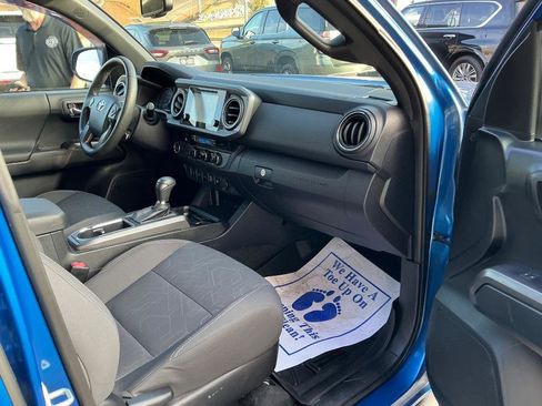 Used 2017 Toyota Tacoma TRD Off-Road w/ Premium & Technology Package image 16