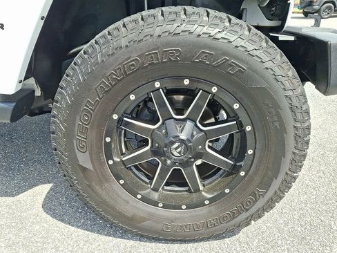 Used 2017 Jeep Wrangler Unlimited Sahara w/ Connectivity Group AWD/4WD image 9