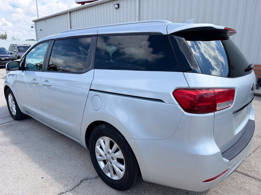 Used 2017 Kia Sedona LX w/ LX Essentials Premium Package FWD image 3