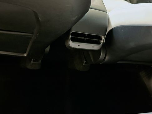 Used 2020 Tesla Model Y Long Range image 29