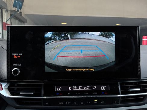Used 2025 Toyota Sienna XLE FWD image 38