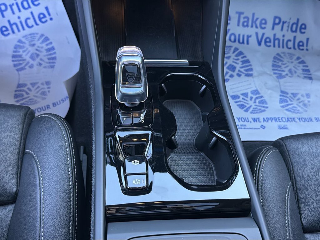 Certified 2025 Volvo XC40 B5 Plus w/ Climate Package AWD/4WD image 22