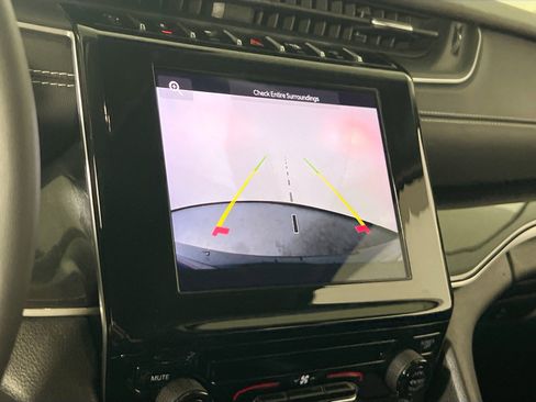 Used 2023 Jeep Grand Cherokee Laredo image 12