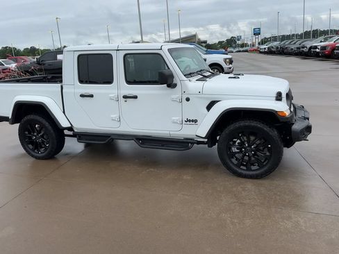 Used 2025 Jeep Gladiator Sport AWD/4WD image 9