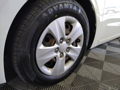 Used 2017 Kia Forte LX FWD image 31