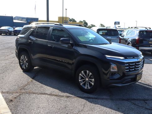 Used 2025 Chevrolet Equinox LT w/ Convenience Package II FWD image 3