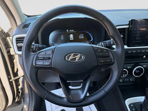 Used 2025 Hyundai Venue Limited FWD image 31
