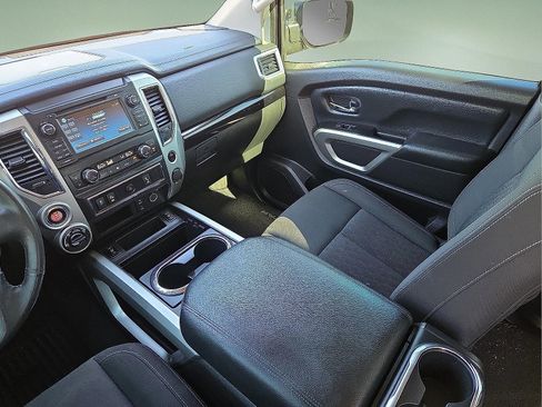 Used 2017 Nissan Titan SV image 12