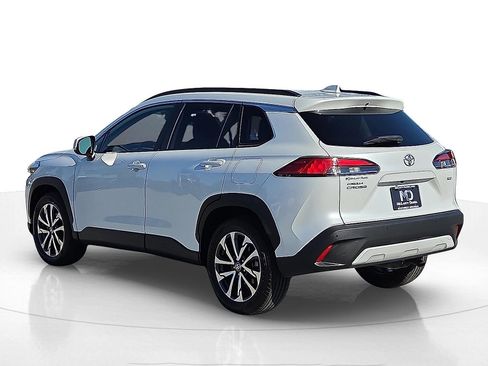 Used 2022 Toyota Corolla Cross XLE image 4