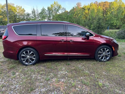 Used 2017 Chrysler Pacifica Limited image 2