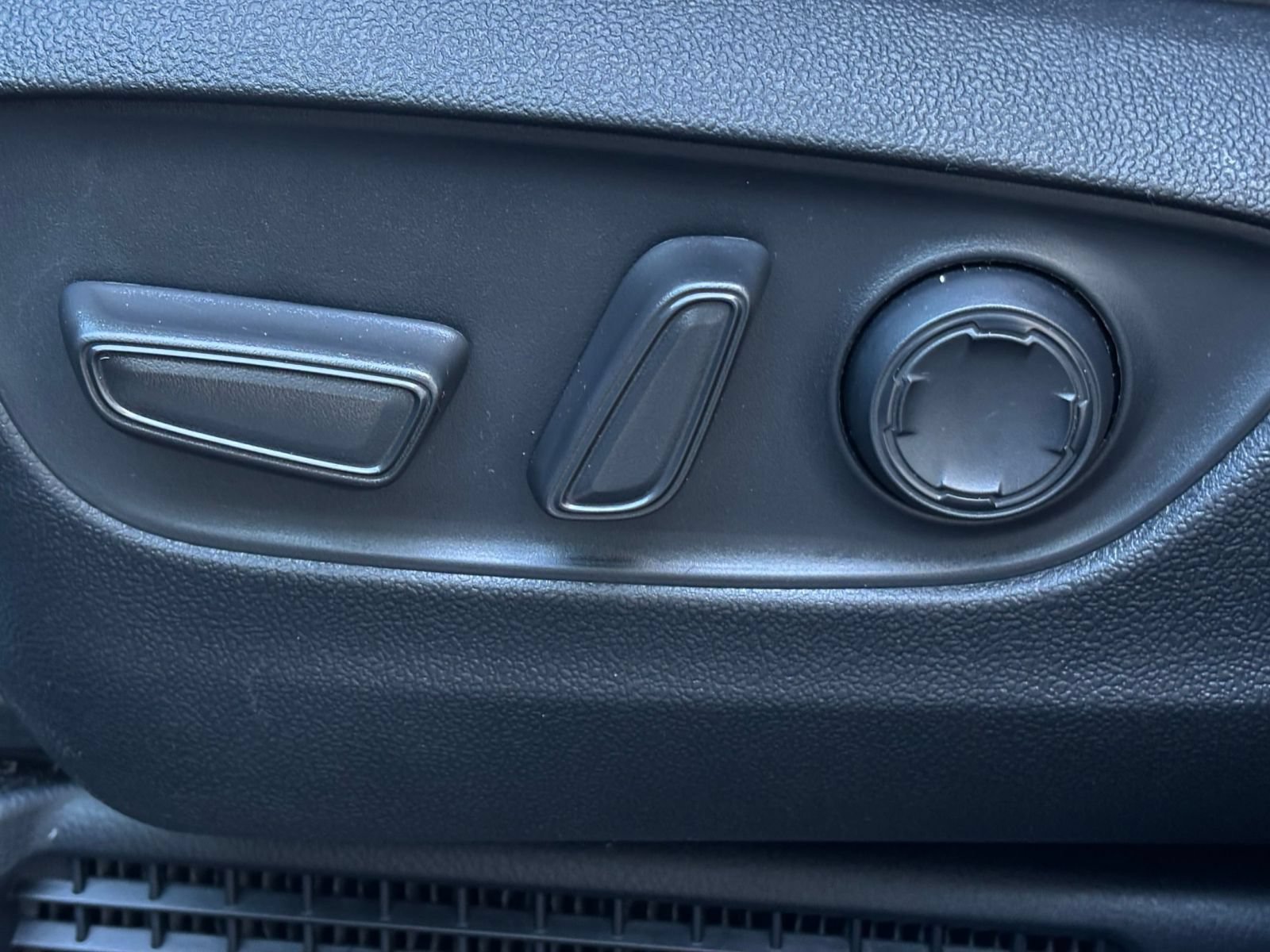 Used 2025 Toyota Sienna XLE FWD image 21