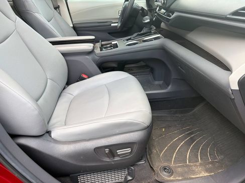 Used 2024 Toyota Sienna XLE FWD image 11