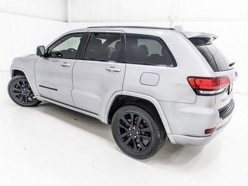 Used 2018 Jeep Grand Cherokee Altitude RWD image 5