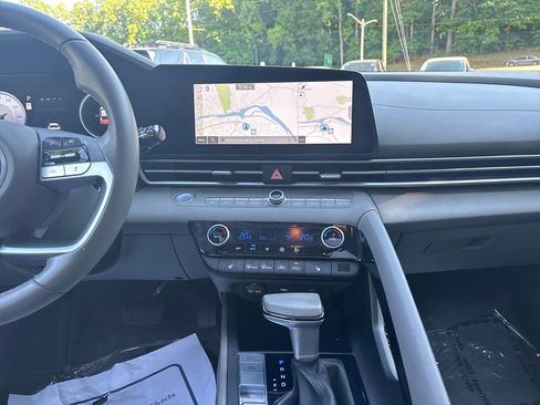 Used 2025 Hyundai Elantra SEL FWD image 27