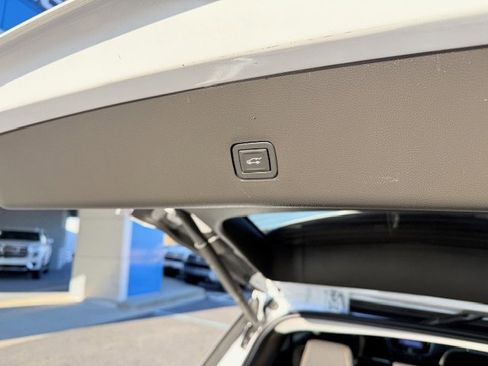 Used 2020 Chevrolet Traverse LT image 9