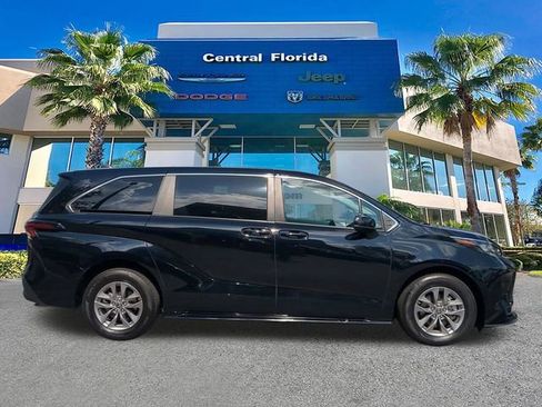 Used 2025 Toyota Sienna LE FWD image 4