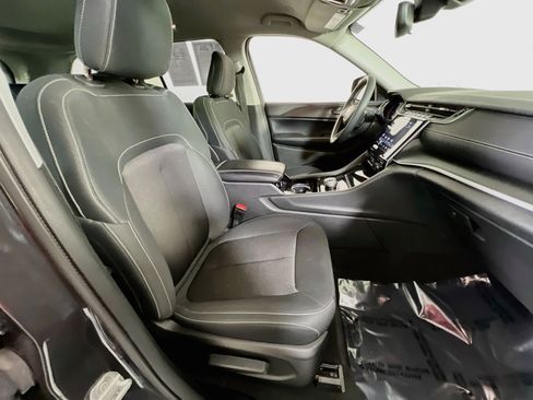 Used 2023 Jeep Grand Cherokee Laredo AWD/4WD image 25