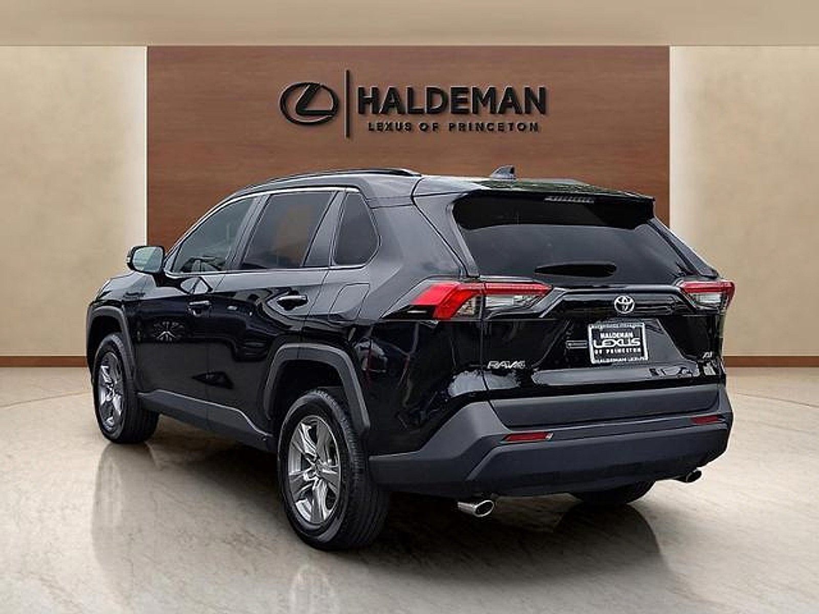 Used 2024 Toyota RAV4 XLE w/ Convenience Package FWD image 4