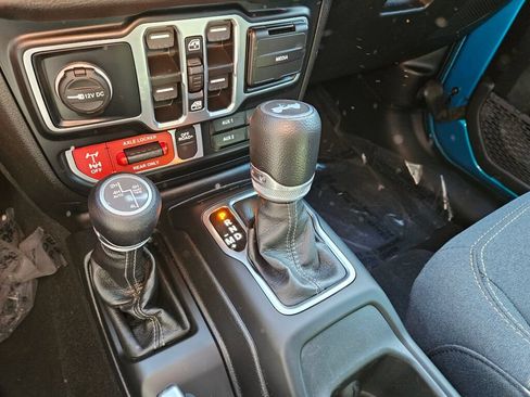 Used 2024 Jeep Wrangler Unlimited AWD/4WD image 24
