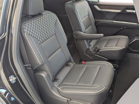 Used 2024 GMC Acadia Denali w/ Super Cruise Package image 23