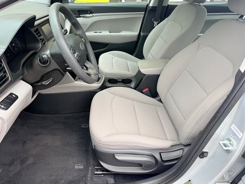 Used 2019 Hyundai Elantra SE FWD image 23