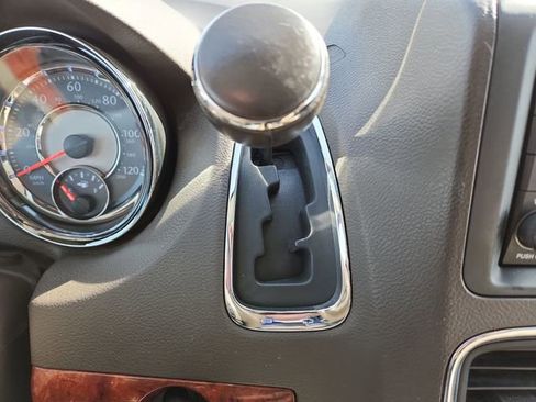 Used 2016 Chrysler Town & Country Touring image 15