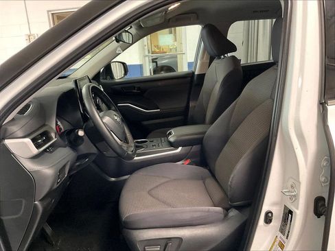 Used 2022 Toyota Highlander LE AWD/4WD image 10