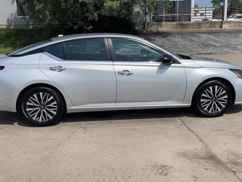 Used 2024 Nissan Altima 2.5 SV FWD image 9