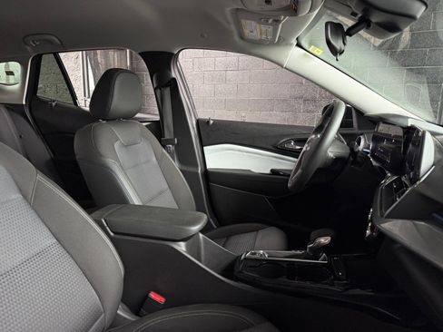 Used 2025 Chevrolet Trax LT image 17