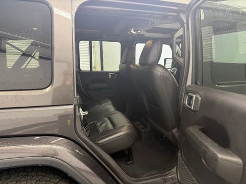Used 2019 Jeep Wrangler Unlimited Sahara image 16