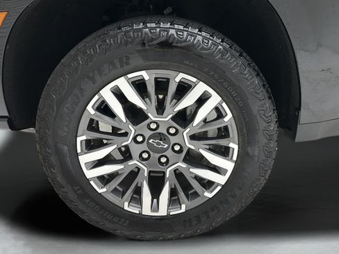 Used 2025 Chevrolet Suburban Z71 AWD/4WD image 8