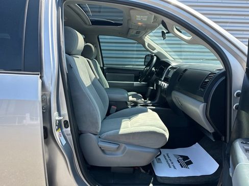 Used 2019 Toyota Sequoia SR5 AWD/4WD image 24